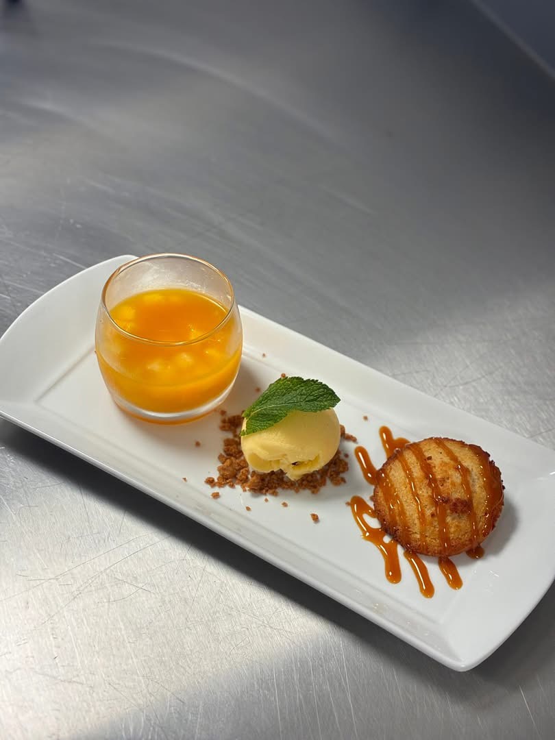 Dessert maison — verrine fruitée, glace et biscuit caramel